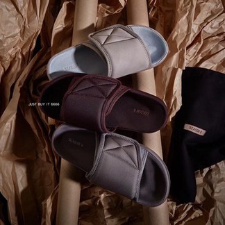 Kanye West Yeezy Slides (Season 6/7)